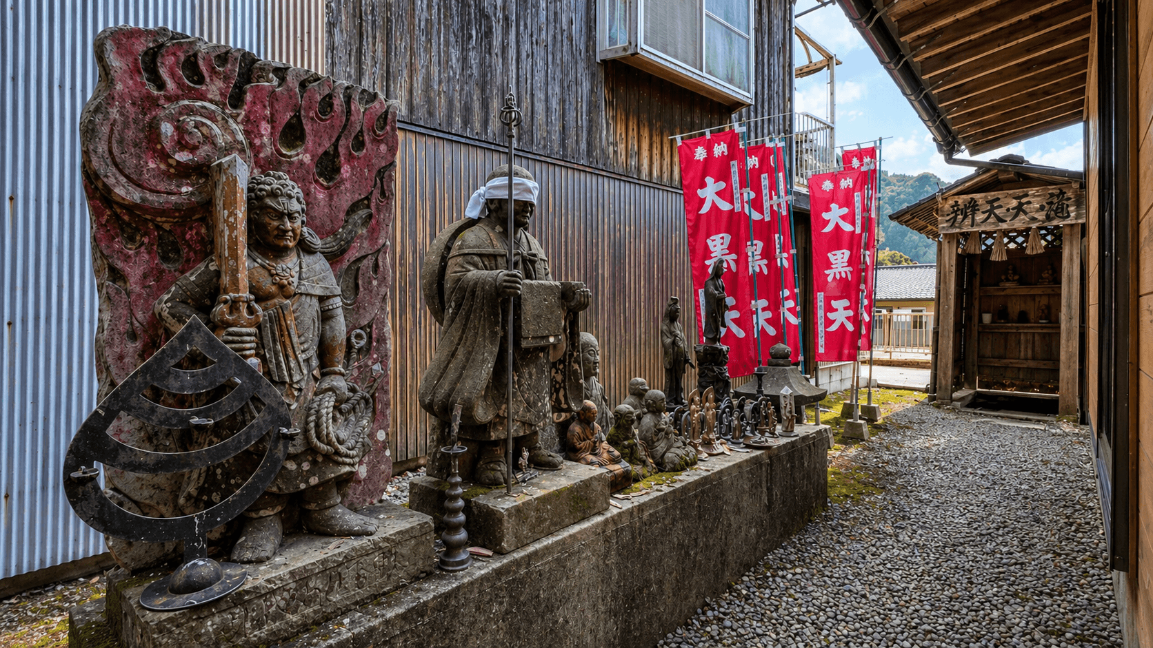 境内の仏像群